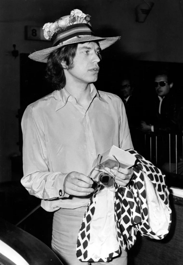 Tog 12. srpnja u Marquee clubu svoj povijesni prvi nastup Stonesi su izveli u sastavu – Mick Jagger, Keith Richards, Brian Jones, Ian Stewart, Mick Avory i Dick Taylor. Ipak, publika nije bila previše oduševljena. Čak godinu dana kasnije, nisu imali nekog značajnog glazbenog uspjeha. Prvu godinu dana Richards, Jones i Jagger živjeli su zajedno u iznajmljenoj sobi na adresi Edith Groove 102 u Fulhamu. U sobi čak nisu imali ni krevete, već samo madrace. Najbitnija stvar u sobi bio je – gramofon, s kojeg su se često mogle čuti skladbe Chucka Berryja, Jimmyja Reeda i Boa Diddleyja.