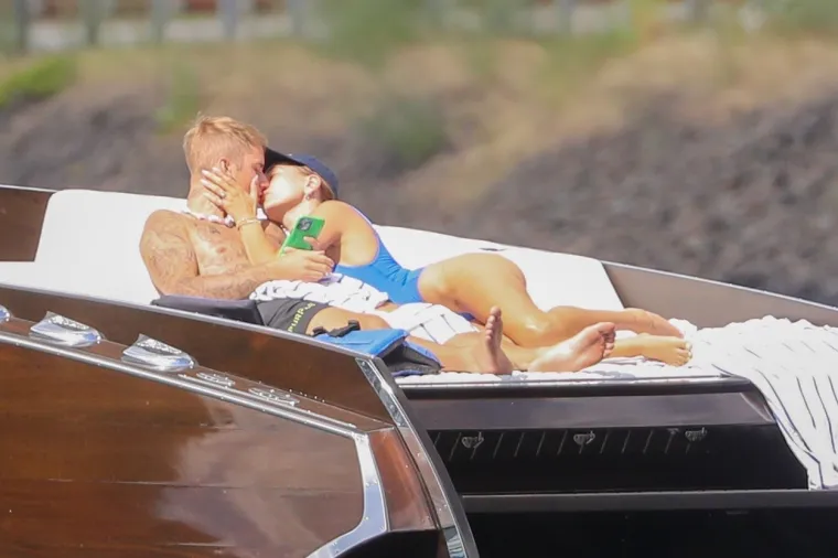 I dalje zaljubljeni: Nakon problema sa zdravljem, Justin i Hailey Bieber razmjenjivali nježnosti na brodu
