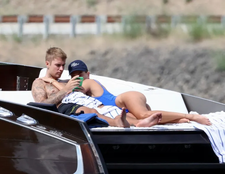 I dalje zaljubljeni: Nakon problema sa zdravljem, Justin i Hailey Bieber razmjenjivali nježnosti na brodu