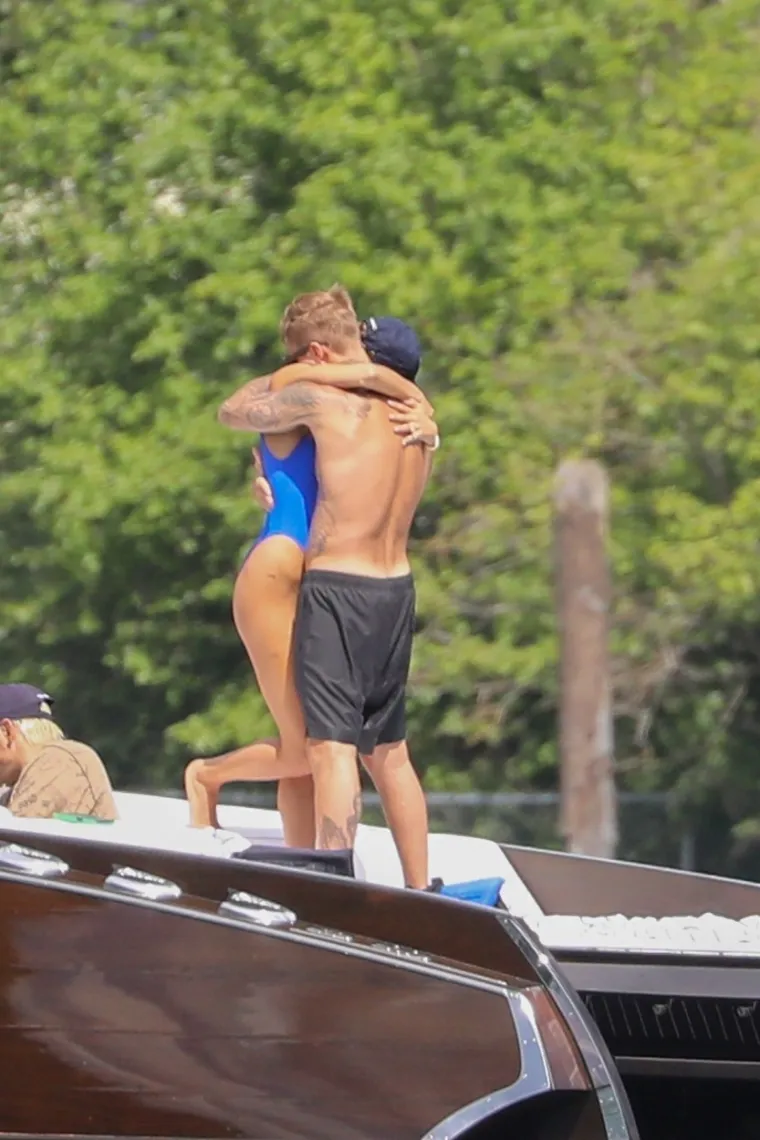 I dalje zaljubljeni: Nakon problema sa zdravljem, Justin i Hailey Bieber razmjenjivali nježnosti na brodu