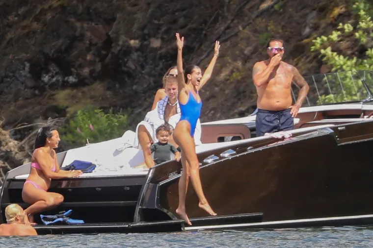 I dalje zaljubljeni: Nakon problema sa zdravljem, Justin i Hailey Bieber razmjenjivali nježnosti na brodu