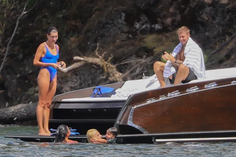 I dalje zaljubljeni: Nakon problema sa zdravljem, Justin i Hailey Bieber razmjenjivali nježnosti na brodu