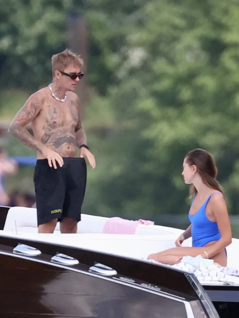 I dalje zaljubljeni: Nakon problema sa zdravljem, Justin i Hailey Bieber razmjenjivali nježnosti na brodu