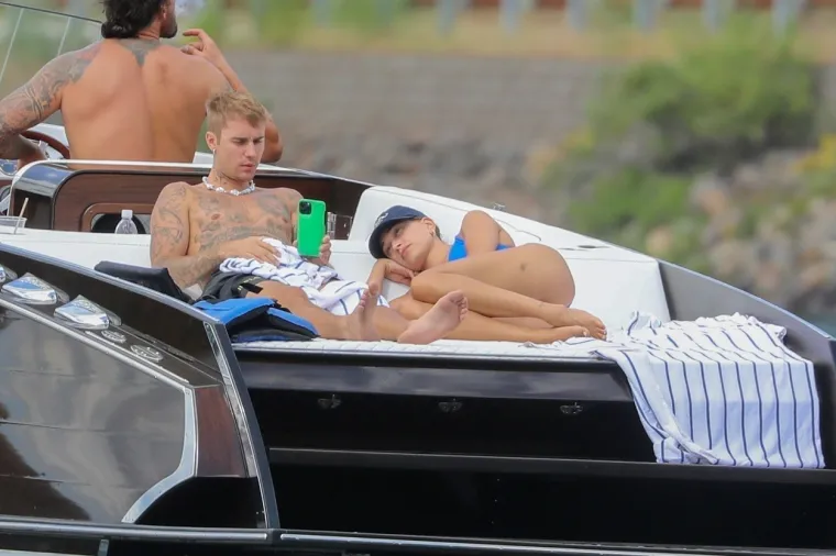 I dalje zaljubljeni: Nakon problema sa zdravljem, Justin i Hailey Bieber razmjenjivali nježnosti na brodu
