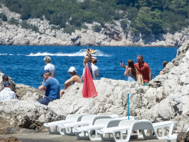 Čini se kako se Beckhamovima jako sviđa Hrvatska: Fotografi ih uhvatili na gliseru, Davidu to baš i nije najbolje sjelo...