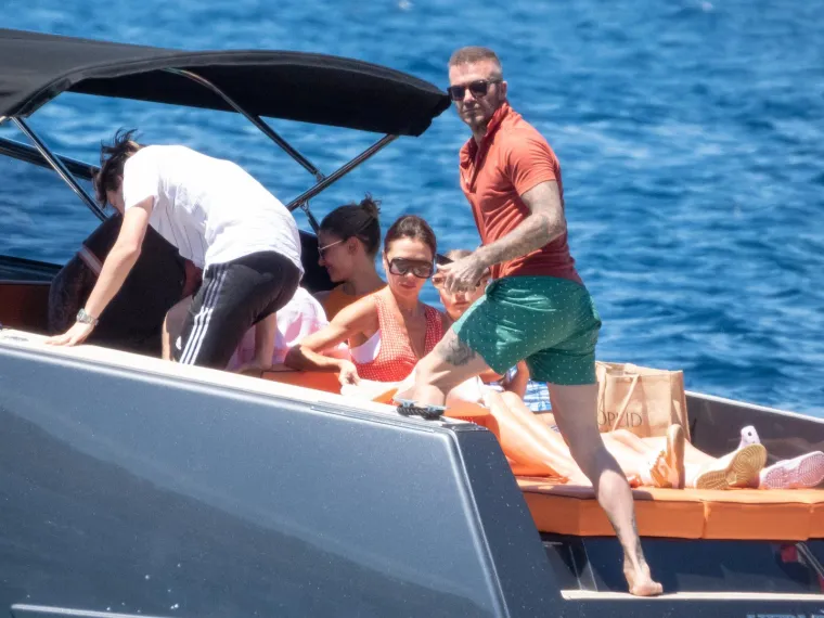 Čini se kako se Beckhamovima jako sviđa Hrvatska: Fotografi ih uhvatili na gliseru, Davidu to baš i nije najbolje sjelo...
