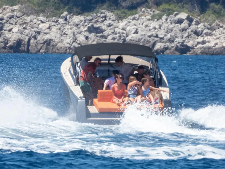 Čini se kako se Beckhamovima jako sviđa Hrvatska: Fotografi ih uhvatili na gliseru, Davidu to baš i nije najbolje sjelo...