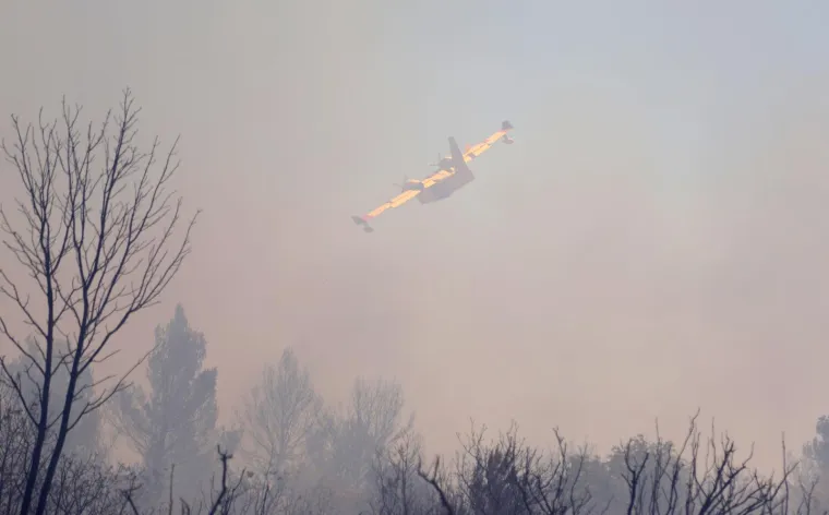 Planulo kod Vodica, zbog požara zatvorena županijska cesta