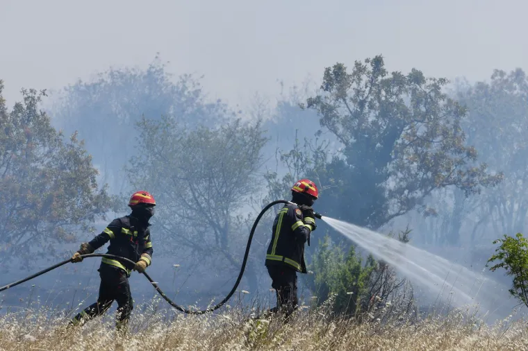 Planulo kod Vodica, zbog požara zatvorena županijska cesta