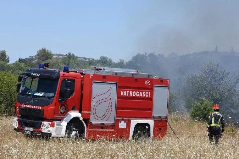 Planulo kod Vodica, zbog požara zatvorena županijska cesta