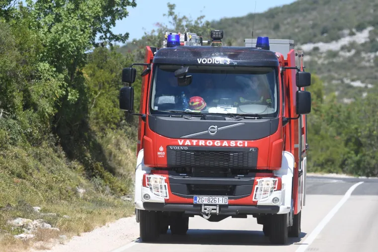 Planulo kod Vodica, zbog požara zatvorena županijska cesta