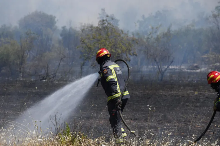 Planulo kod Vodica, zbog požara zatvorena županijska cesta