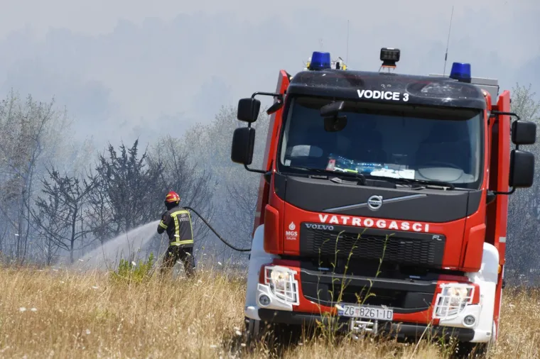 Planulo kod Vodica, zbog požara zatvorena županijska cesta