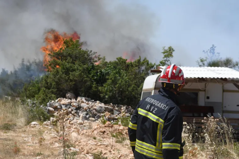Planulo kod Vodica, zbog požara zatvorena županijska cesta