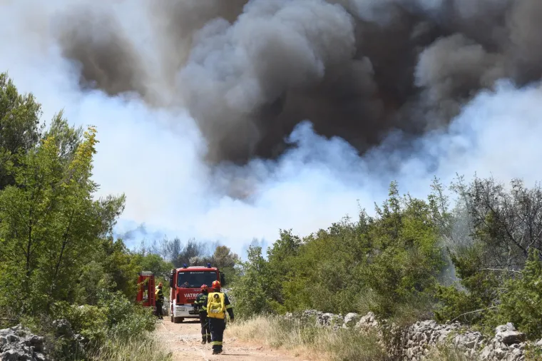 Planulo kod Vodica, zbog požara zatvorena županijska cesta