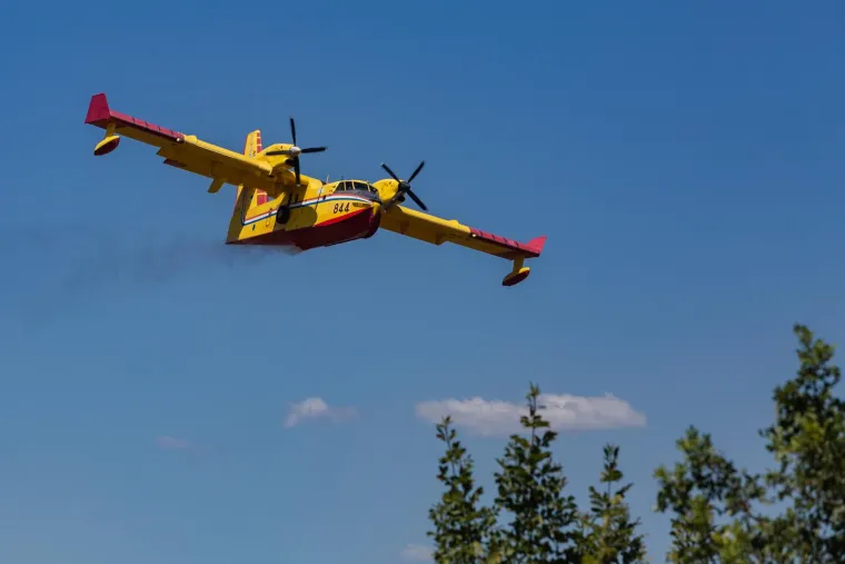 Planuo kombi na cesti u Visočanima, vatra se pro&scaron;irila: Požar gase vatrogasci, kanader i airtracktor, ometa ih jak vjetar