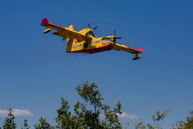 Planuo kombi na cesti u Visočanima, vatra se pro&scaron;irila: Požar gase vatrogasci, kanader i airtracktor, ometa ih jak vjetar