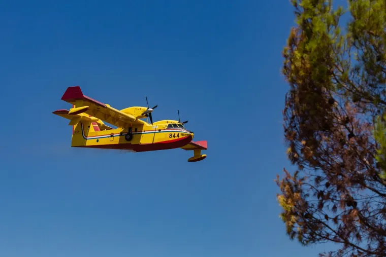 Planuo kombi na cesti u Visočanima, vatra se pro&scaron;irila: Požar gase vatrogasci, kanader i airtracktor, ometa ih jak vjetar