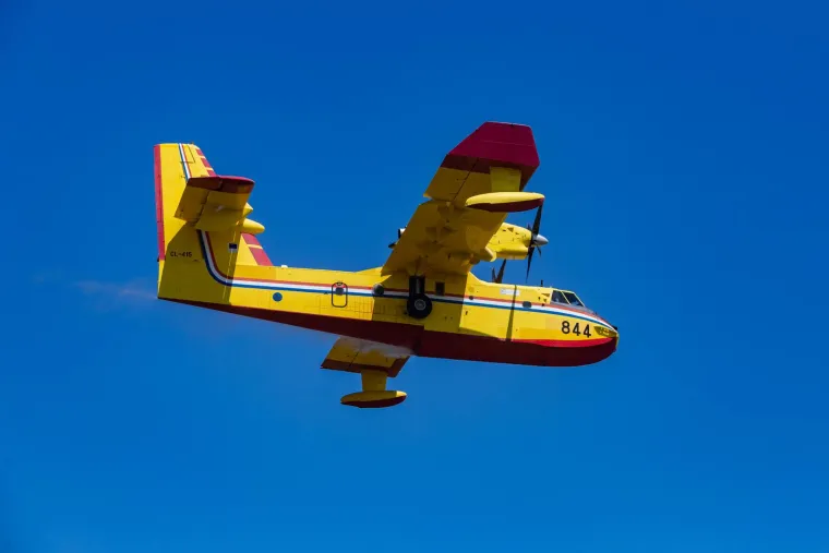 Planuo kombi na cesti u Visočanima, vatra se pro&scaron;irila: Požar gase vatrogasci, kanader i airtracktor, ometa ih jak vjetar