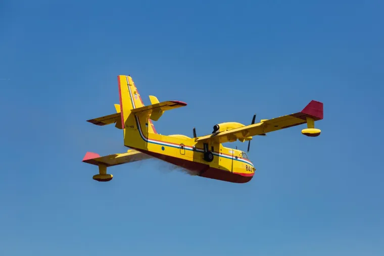 Planuo kombi na cesti u Visočanima, vatra se pro&scaron;irila: Požar gase vatrogasci, kanader i airtracktor, ometa ih jak vjetar