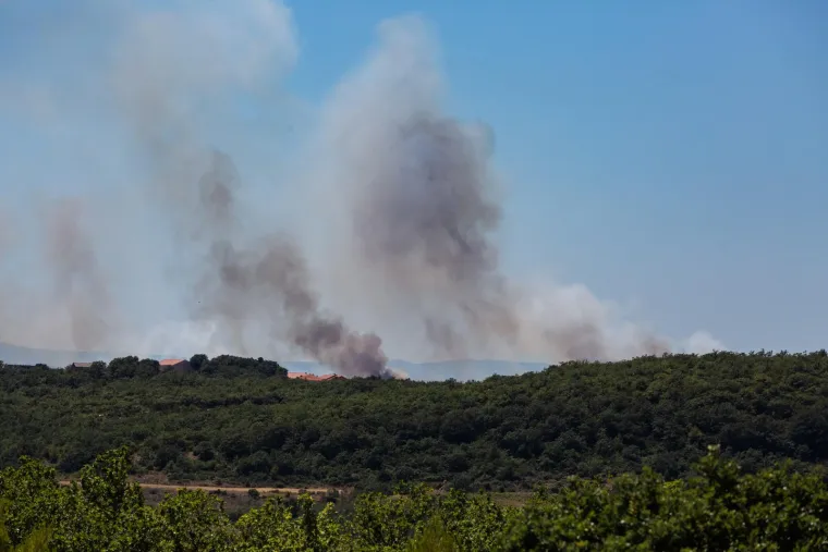 Planuo kombi na cesti u Visočanima, vatra se pro&scaron;irila: Požar gase vatrogasci, kanader i airtracktor, ometa ih jak vjetar