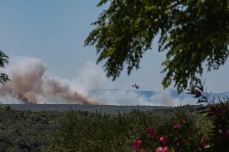 Planuo kombi na cesti u Visočanima, vatra se pro&scaron;irila: Požar gase vatrogasci, kanader i airtracktor, ometa ih jak vjetar