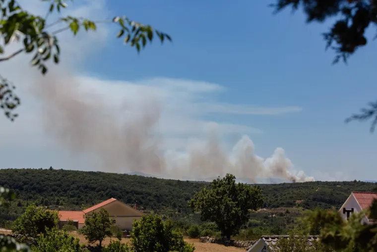 Planuo kombi na cesti u Visočanima, vatra se pro&scaron;irila: Požar gase vatrogasci, kanader i airtracktor, ometa ih jak vjetar