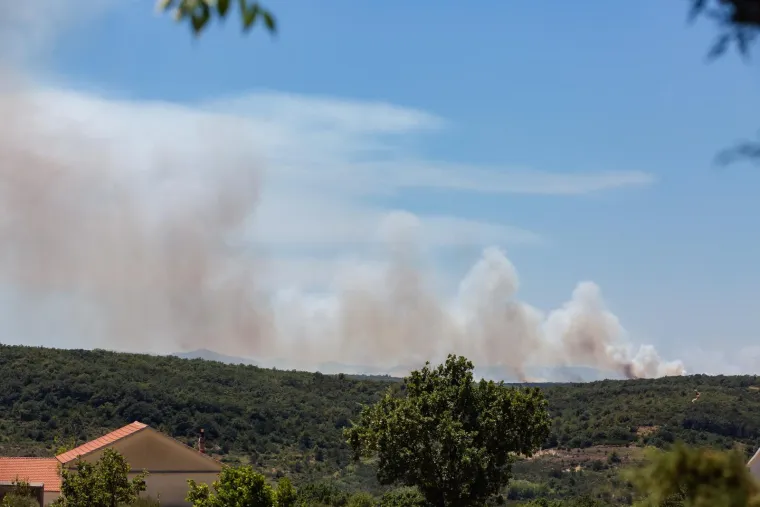 Planuo kombi na cesti u Visočanima, vatra se pro&scaron;irila: Požar gase vatrogasci, kanader i airtracktor, ometa ih jak vjetar