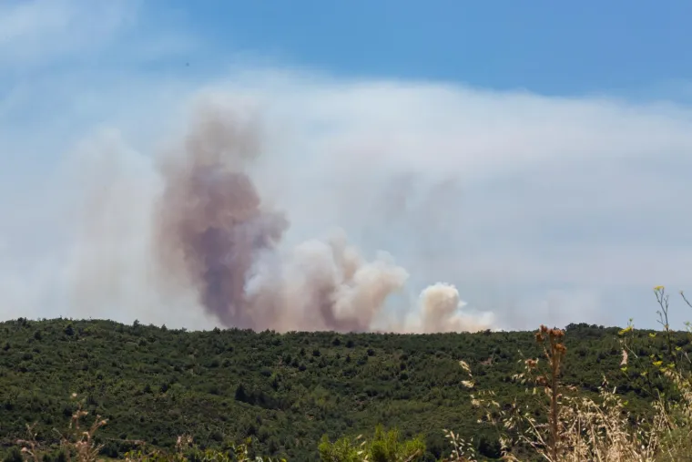 Planuo kombi na cesti u Visočanima, vatra se pro&scaron;irila: Požar gase vatrogasci, kanader i airtracktor, ometa ih jak vjetar