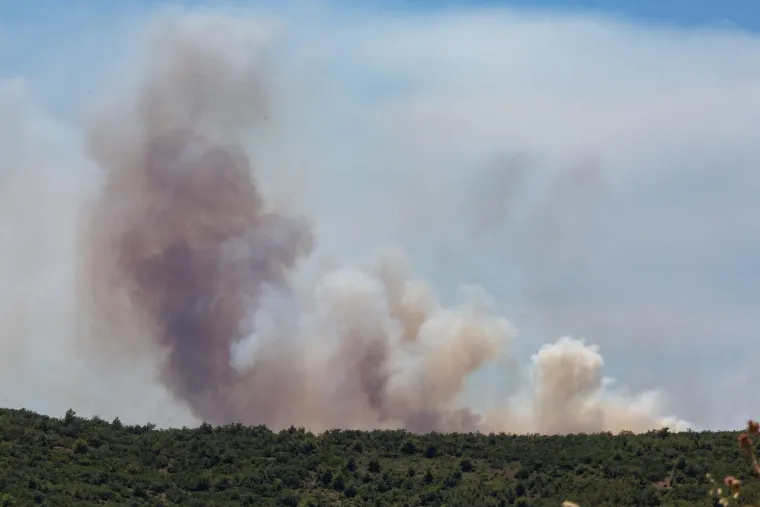 Planuo kombi na cesti u Visočanima, vatra se pro&scaron;irila: Požar gase vatrogasci, kanader i airtracktor, ometa ih jak vjetar