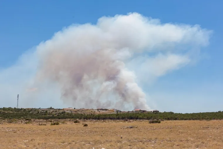 Planuo kombi na cesti u Visočanima, vatra se pro&scaron;irila: Požar gase vatrogasci, kanader i airtracktor, ometa ih jak vjetar