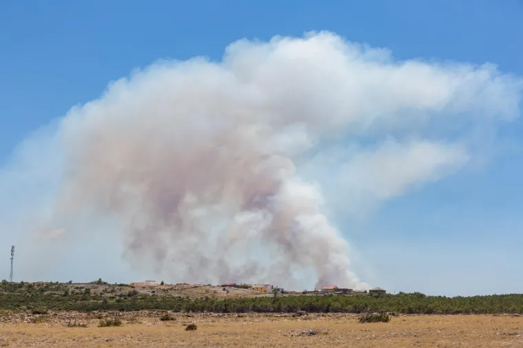 Planuo kombi na cesti u Visočanima, vatra se pro&scaron;irila: Požar gase vatrogasci, kanader i airtracktor, ometa ih jak vjetar