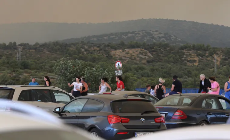 Vatrena stihija hara Dalmacijom: Sve vatrogasne snage su na terenu, vjetar otežava gašenje