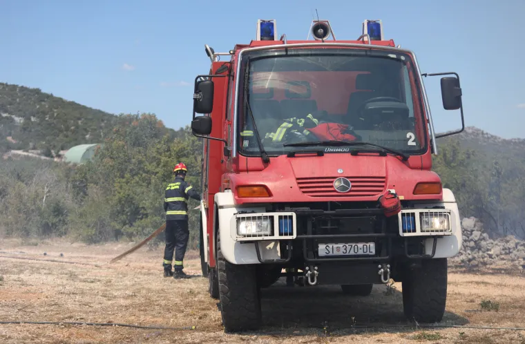 Vatrena stihija hara Dalmacijom: Sve vatrogasne snage su na terenu, vjetar otežava gašenje
