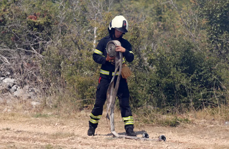 Vatrena stihija hara Dalmacijom: Sve vatrogasne snage su na terenu, vjetar otežava gašenje