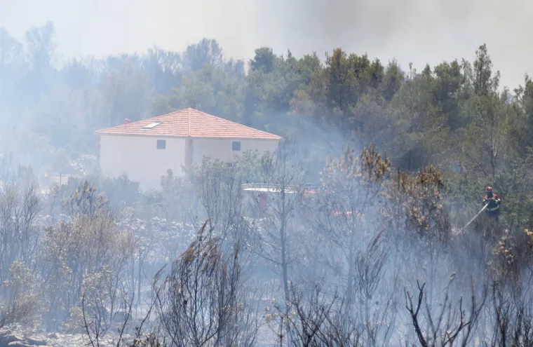 Vatrena stihija hara Dalmacijom: Sve vatrogasne snage su na terenu, vjetar otežava ga&scaron;enje
