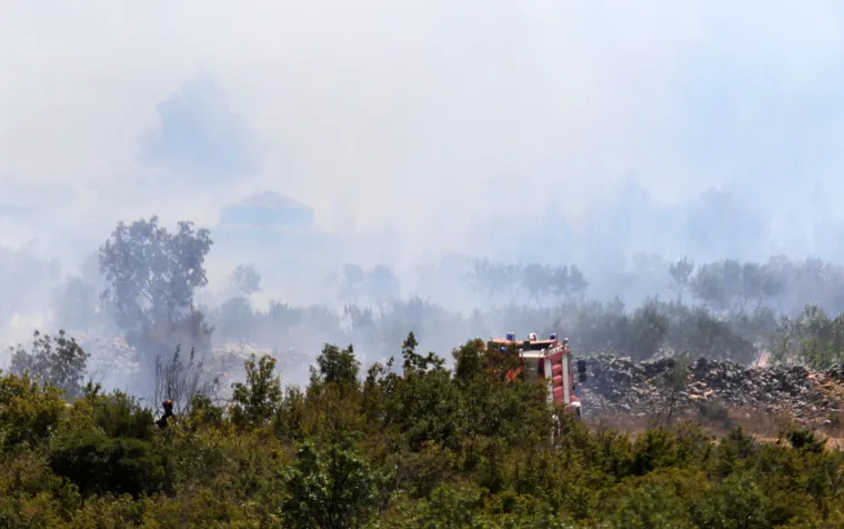 Vatrena stihija hara Dalmacijom: Sve vatrogasne snage su na terenu, vjetar otežava ga&scaron;enje