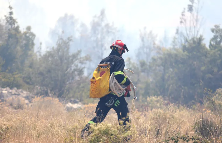 Vatrena stihija hara Dalmacijom: Sve vatrogasne snage su na terenu, vjetar otežava ga&scaron;enje