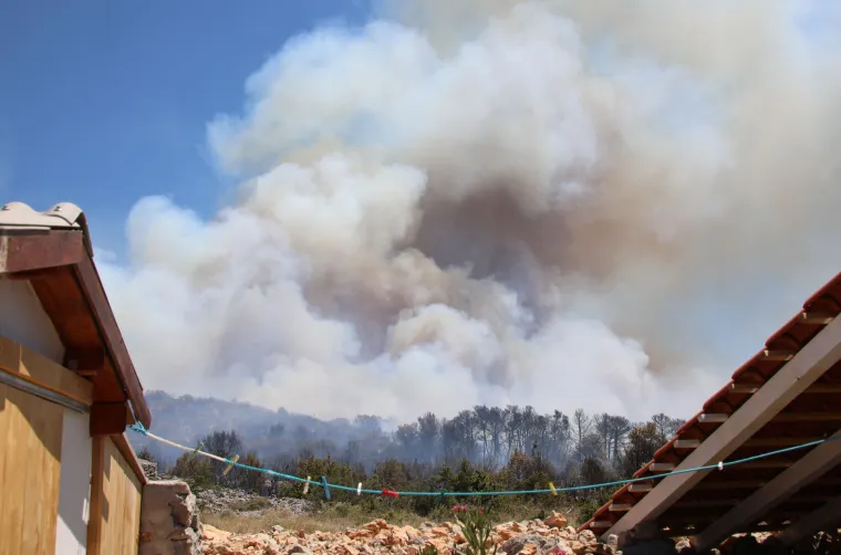 Vatrena stihija hara Dalmacijom: Sve vatrogasne snage su na terenu, vjetar otežava ga&scaron;enje
