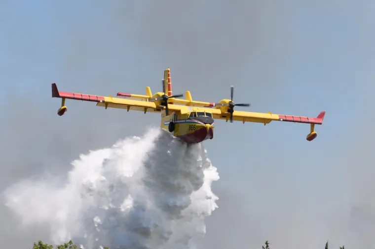 Vatrena stihija hara Dalmacijom: Sve vatrogasne snage su na terenu, vjetar otežava ga&scaron;enje