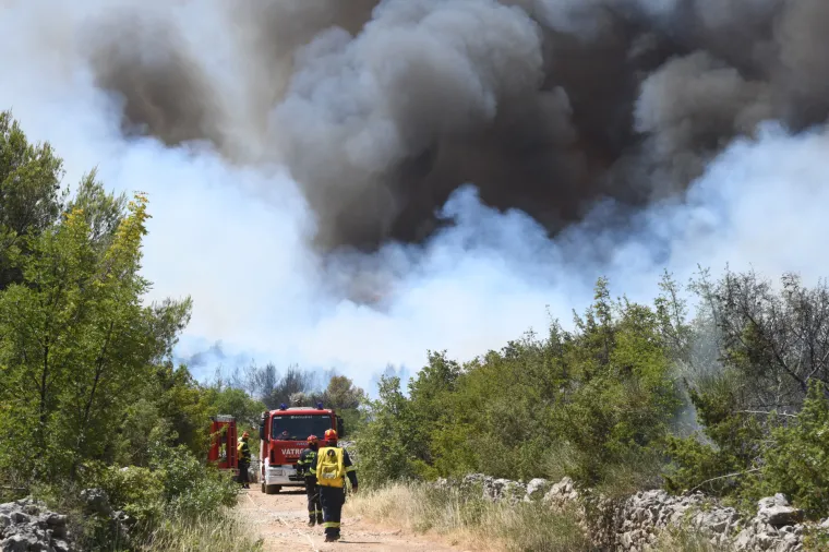 Vatrena stihija hara Dalmacijom: Sve vatrogasne snage su na terenu, vjetar otežava ga&scaron;enje
