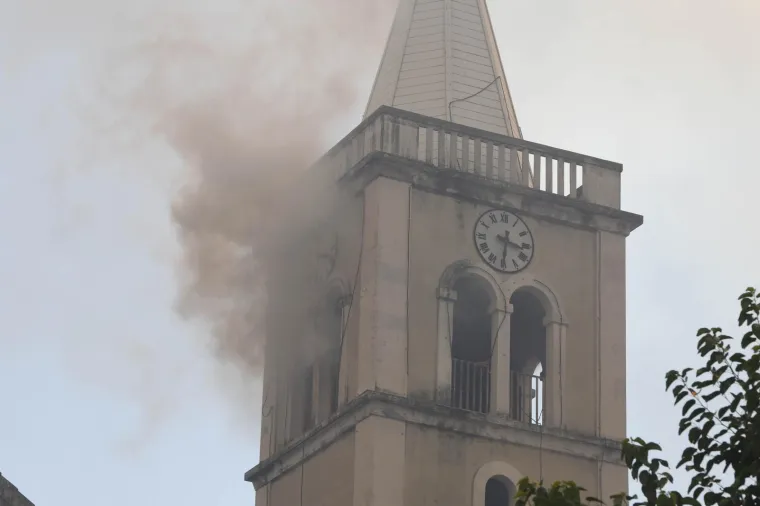 Požar hara Zatonom i okolicom: Neke objekte je zahvatila vatra, stanovni&scaron;tvo je evakuirano