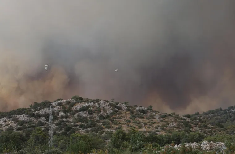 Požar hara Zatonom i okolicom: Neke objekte je zahvatila vatra, stanovni&scaron;tvo je evakuirano