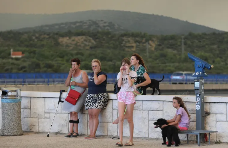 Požar hara Zatonom i okolicom: Neke objekte je zahvatila vatra, stanovni&scaron;tvo je evakuirano