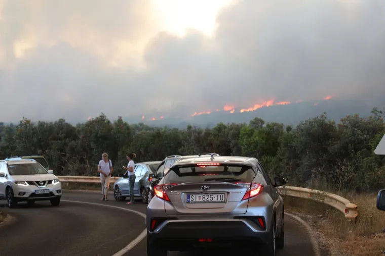 Požar hara Zatonom i okolicom: Neke objekte je zahvatila vatra, stanovni&scaron;tvo je evakuirano