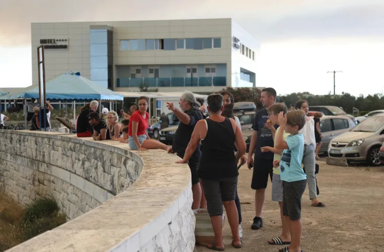 Požar hara Zatonom i okolicom: Neke objekte je zahvatila vatra, stanovni&scaron;tvo je evakuirano