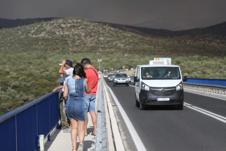 Požar hara Zatonom i okolicom: Neke objekte je zahvatila vatra, stanovni&scaron;tvo je evakuirano