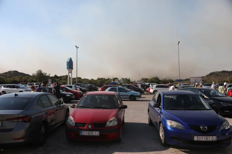 Požar hara Zatonom i okolicom: Neke objekte je zahvatila vatra, stanovni&scaron;tvo je evakuirano