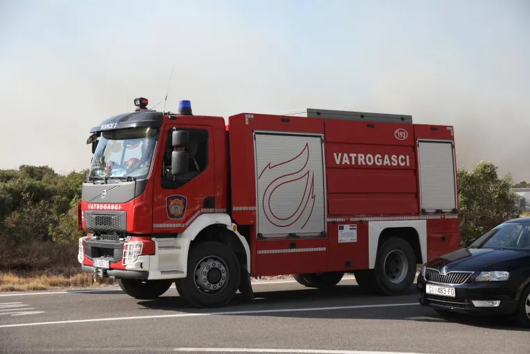 Požar hara Zatonom i okolicom: Neke objekte je zahvatila vatra, stanovni&scaron;tvo je evakuirano