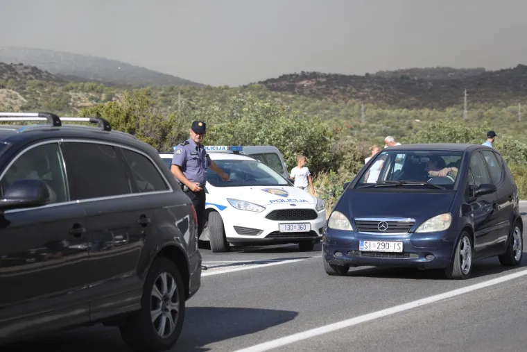 Požar hara Zatonom i okolicom: Neke objekte je zahvatila vatra, stanovni&scaron;tvo je evakuirano